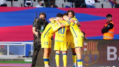 Jugadores de Las Palmas celebran un gol al FC Barcelona 