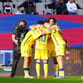 Jugadores de Las Palmas celebran un gol al FC Barcelona 