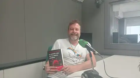 El escritor Vicente Catalá, en los estudios de Onda Cero Vila-real. El escritor Vicente Catalá, en los estudios de Onda Cero Vila-real.