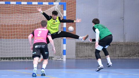 15-2-2025 Una jugada del partido Universidad de Le&oacute;n-Base Oviedo