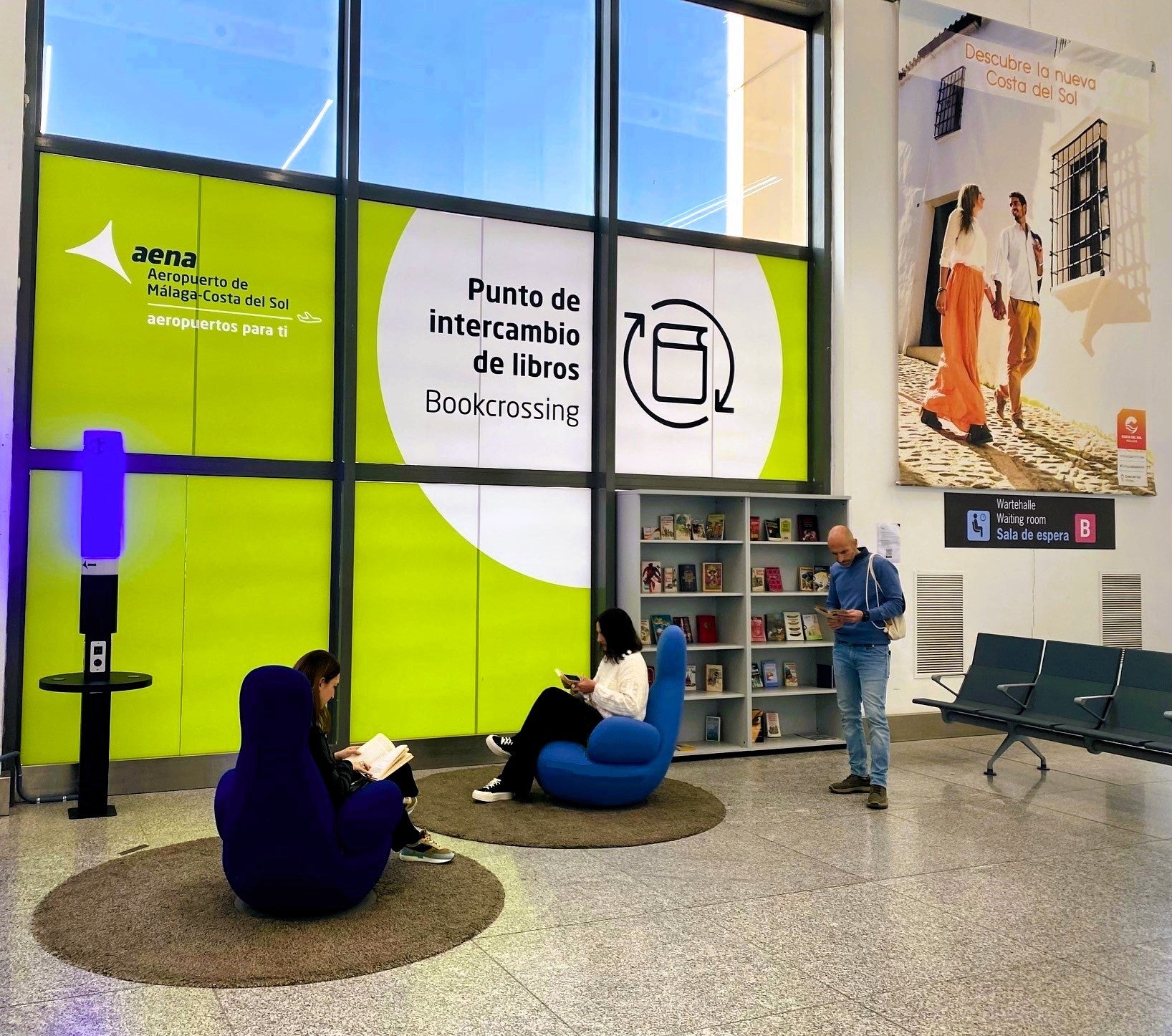 El Aeropuerto de Málaga-Costa del Sol estrena una zona de intercambio de libros El Aeropuerto de Málaga-Costa del Sol estrena una zona de intercambio de libros
