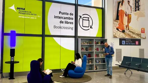 El Aeropuerto de Málaga-Costa del Sol estrena una zona de intercambio de libros Libro