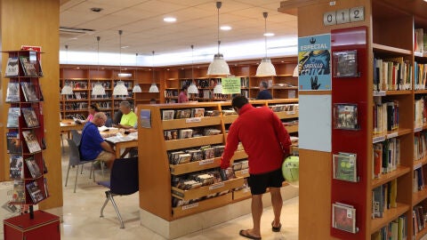 La Biblioteca Central de Benidorm presenta iniciativas para incentivar la lectura.
