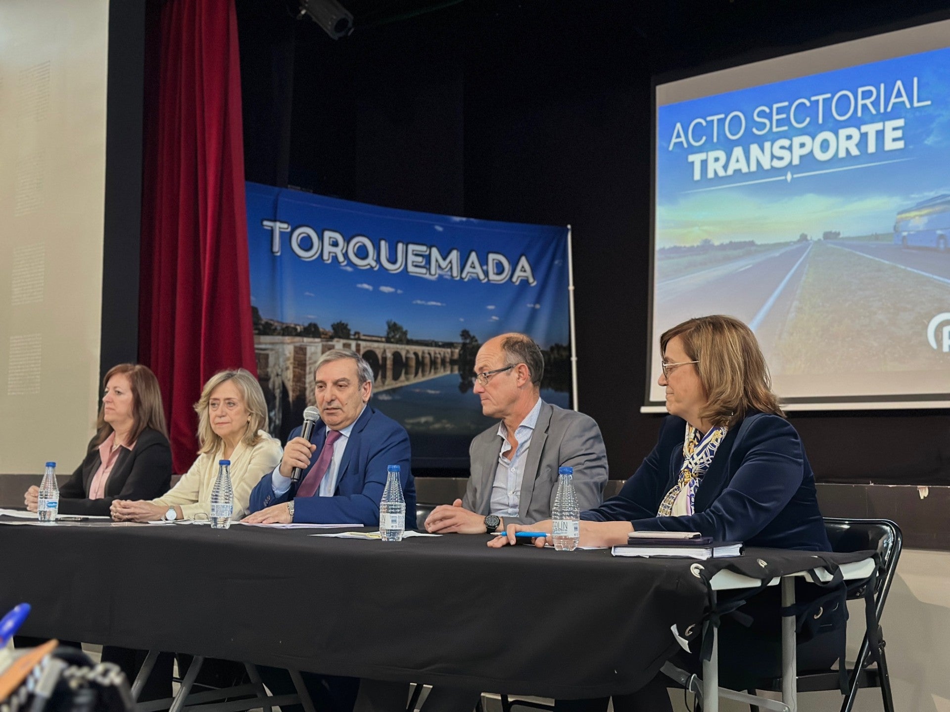 El PP recrimina a Sánchez que deje tirados a 24 municipios y 30.000 palentinos con el nuevo mapa de transporte estatal por carretera El PP recrimina a Sánchez que deje tirados a 24 municipios y 30.000 palentinos con el nuevo mapa de transporte estatal por carretera