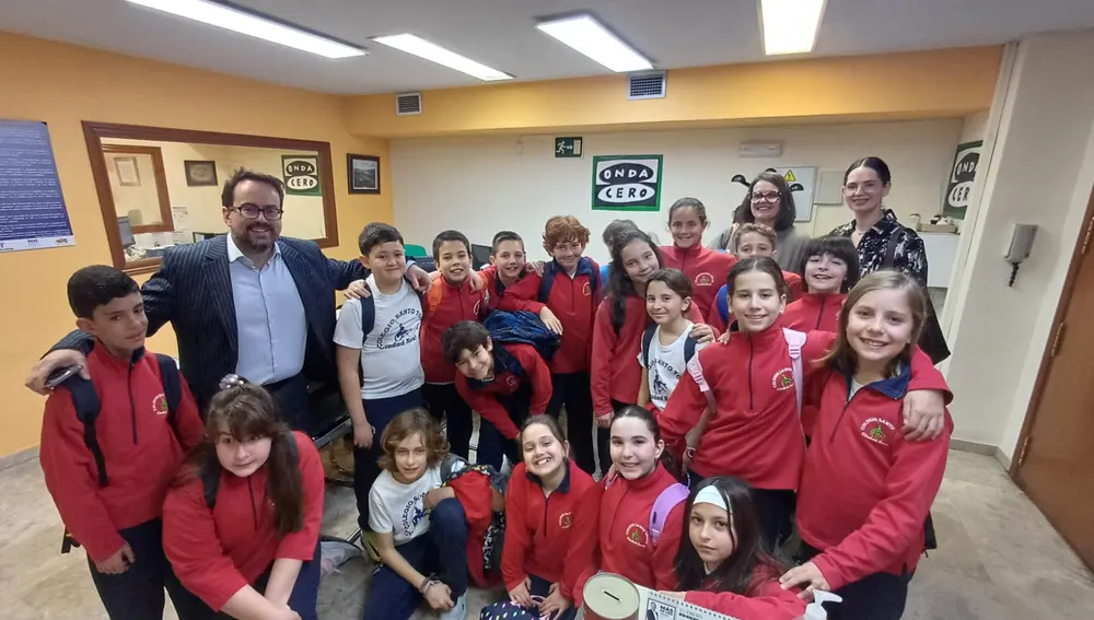 Alumnos del colegio Santo Tomás en la emisora de Onda Cero Ciudad Real Alumnos del colegio Santo Tomás en la emisora de Onda Cero Ciudad Real