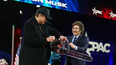 Milei y Musk, en la CPAC con la motosierra del presidente argentino. Milei y Musk, en la CPAC con la motosierra del presidente argentino.