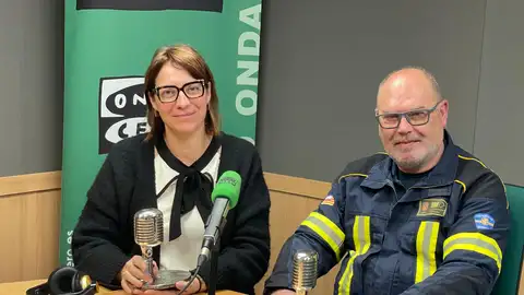 Antonia Triguero, presidenta de Inca Solidaria, y Felipe Ortiz, de Emergencias 112, en representación de los voluntarios que se volcaron con los afectados de Valencia tras la DANA, galardonados con el Premio de Solidaridad de Onda Cero Mallorca Antonia Triguero, presidenta de Inca Solidaria, y Felipe Ortiz, de Emergencias 112, en representación de los voluntarios que se volcaron con los afectados de Valencia tras la DANA, galardonados con el Premio de Solidaridad de Onda Cero Mallorca