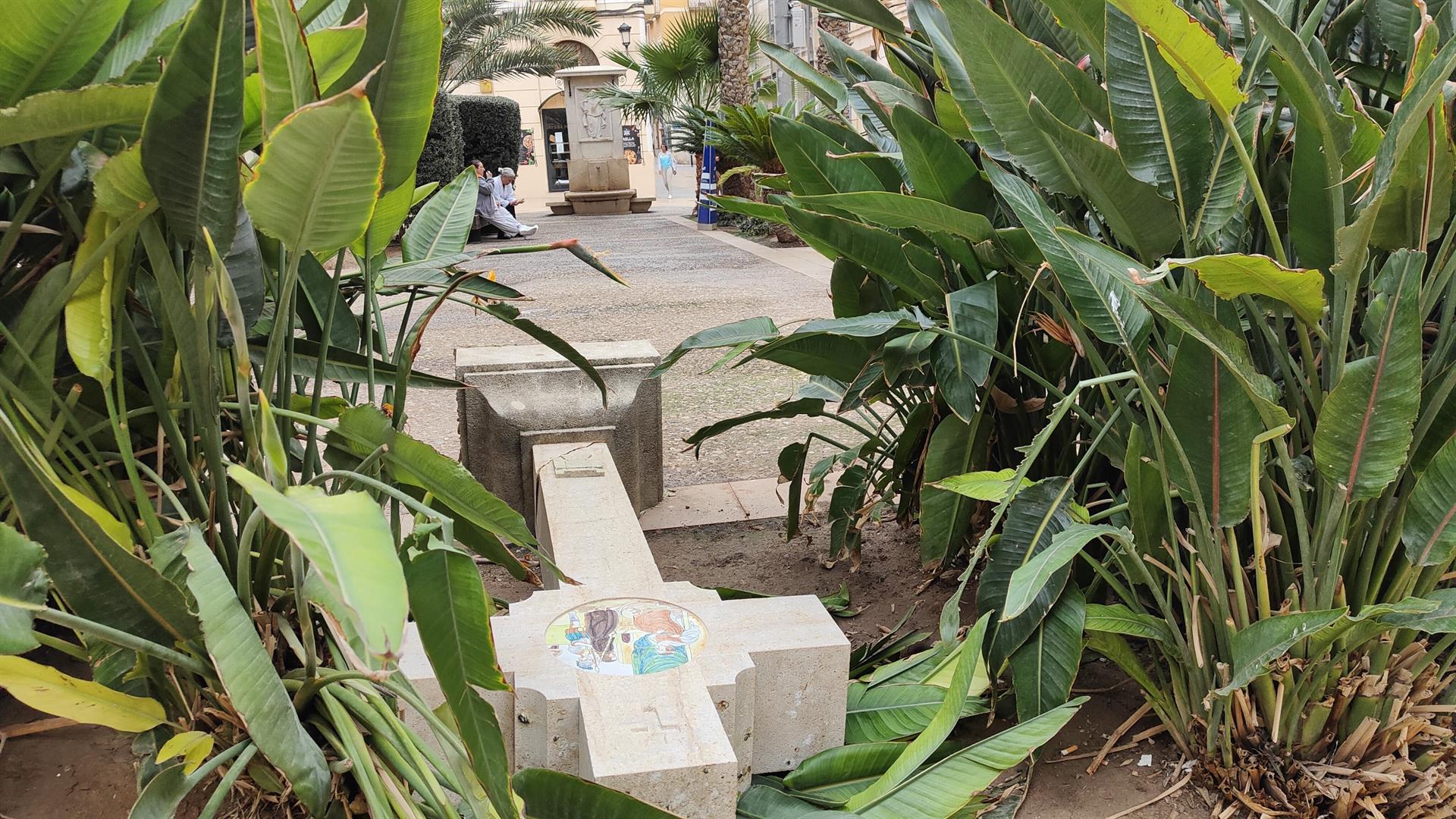 Aparece tumbada la cruz de la plaza de la Santísima Faz Aparece tumbada la cruz de la plaza de la Santísima Faz