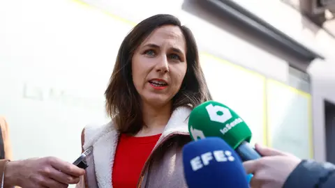 La líder de Podemos, Ione Belarra, hace declaraciones a los medios Belarra presume de haber apartado a Monedero antes de que las denuncias de acoso se difundieran