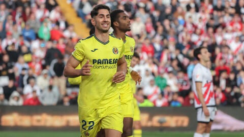 El delantero del Villarreal Ayoze P&eacute;rez celebra el primer gol de su equipo en el partido de LaLiga ante el Rayo que se disputa este s&aacute;bado en el estadio de Vallecas.