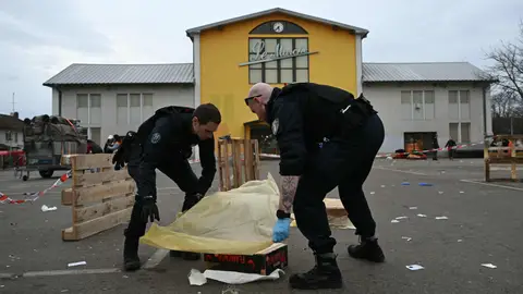 Agentes de policía recogen pruebas del ataque con un cuchillo en Mulhause, al este de Francia. Agentes de policía recogen pruebas del ataque con un cuchillo en Mulhause, al este de Francia.