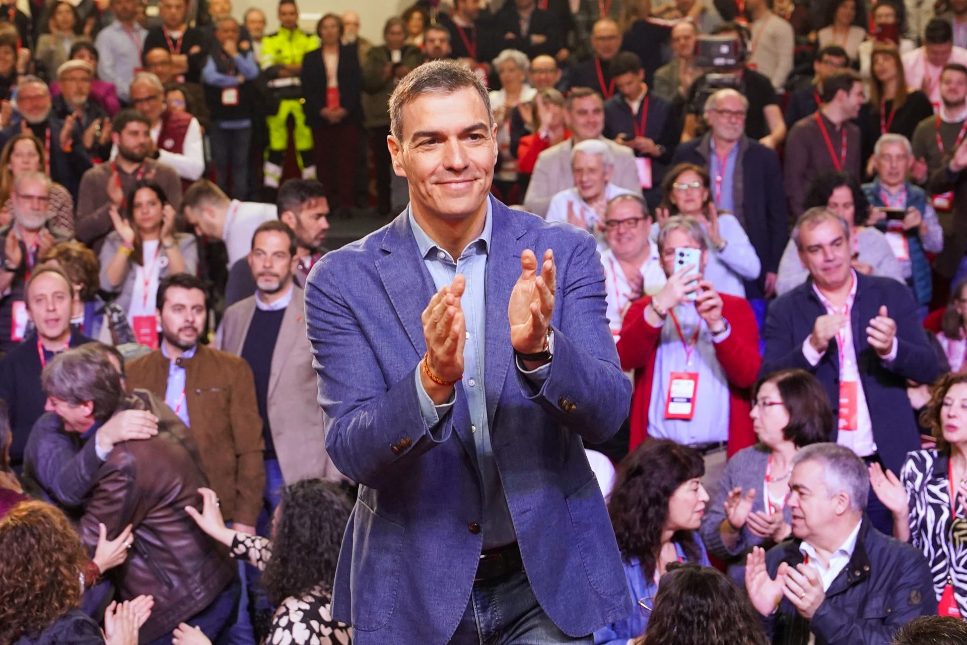 Sánchez prevé dificultades para sacar adelante la tributación en el SMI: "No vamos a meter canasta en cada posesión" Sánchez prevé dificultades para sacar adelante la tributación en el SMI: "No vamos a meter canasta en cada posesión"