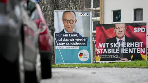 Imagen de archivo de carteles a favor de los candidatos a la Cancillería de los conservadores y los socialdemócratas en una calle de Alemania. Imagen de archivo de carteles a favor de los candidatos a la Cancillería de los conservadores y los socialdemócratas en una calle de Alemania.