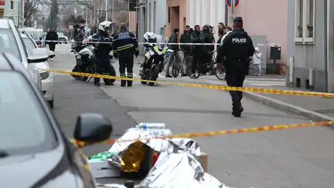 La policía asegura la zona en la que se produjo el apuñalamiento en Mulhause, Francia. La policía asegura la zona en la que se produjo el apuñalamiento en Mulhause, Francia.