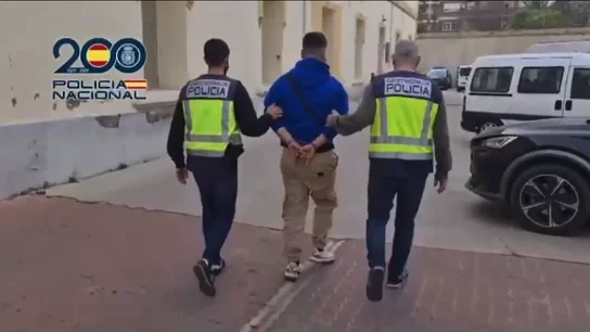 Agentes de la Policía Nacional detienen a dos de los responsables de la agresión a varios aficionados del Villarreal. Agentes de la Policía Nacional detienen a dos de los responsables de la agresión a varios aficionados del Villarreal.