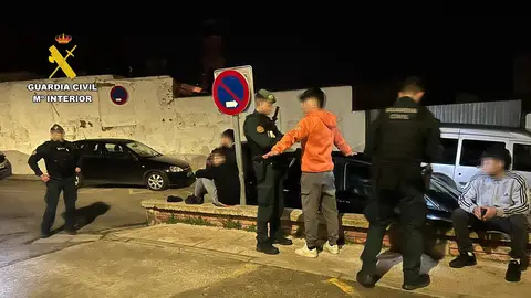 La Guardia Civil tramita 46 denuncias en un macrooperativo en Alfaro, por la alta afluencia de jóvenes a una discoteca. La Guardia Civil tramita 46 denuncias en un macrooperativo en Alfaro, por la alta afluencia de jóvenes a una discoteca.