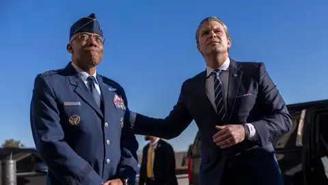 El secretario de Defensa, Pete Hegseth, junto con el antiguo jefe de Estado Mayor Conjunto, Charles Q. Brown Jr. El secretario de Defensa, Pete Hegseth, junto con el antiguo jefe de Estado Mayor Conjunto, Charles Q. Brown Jr.