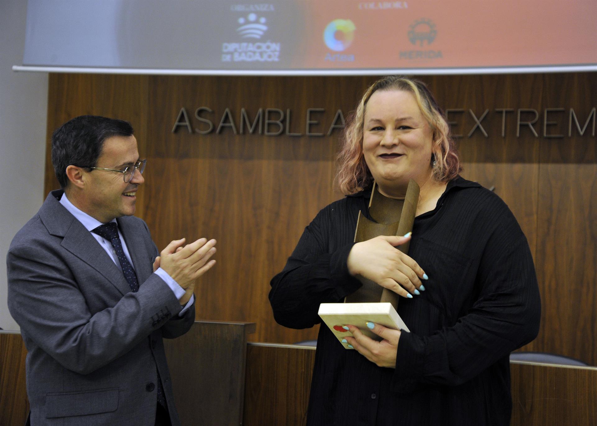 Alana S. Portero reivindica que "la cultura pertenece al pueblo" en la recogida del Premio Dulce Chacón Alana S. Portero reivindica que "la cultura pertenece al pueblo" en la recogida del Premio Dulce Chacón