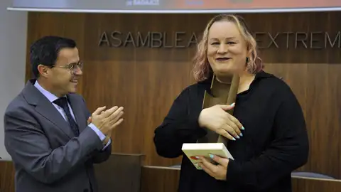 Alana S. Portero reivindica que "la cultura pertenece al pueblo" en la recogida del Premio Dulce Chacón Alana S. Portero reivindica que "la cultura pertenece al pueblo" en la recogida del Premio Dulce Chacón