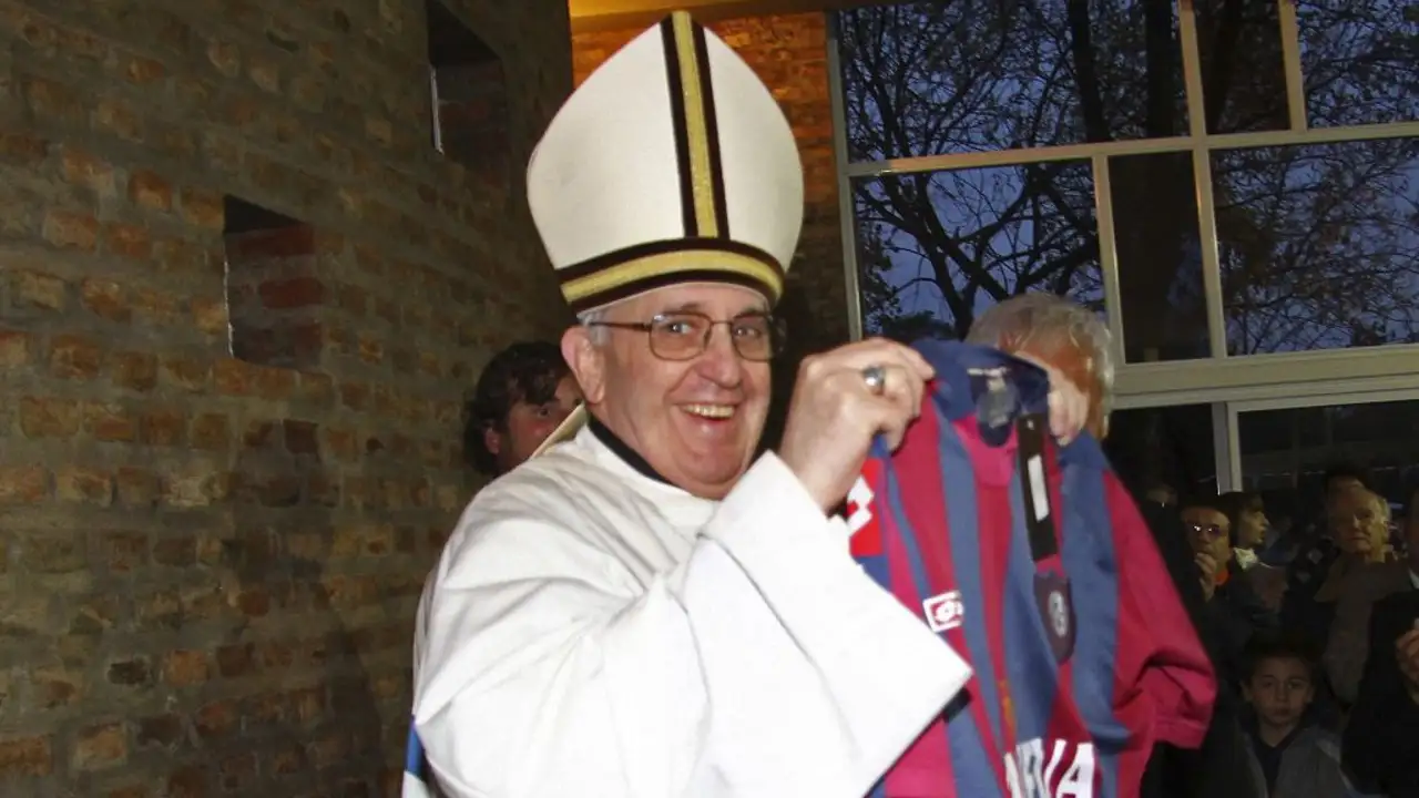 El papa Francisco posa sonriente con la camiseta de su equipo, San Lorenzo. El papa Francisco posa sonriente con la camiseta de su equipo, San Lorenzo.