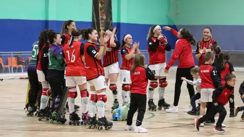 Las jugadoras del Patinalon celebrando una victoria Las jugadoras del Patinalon celebrando una victoria