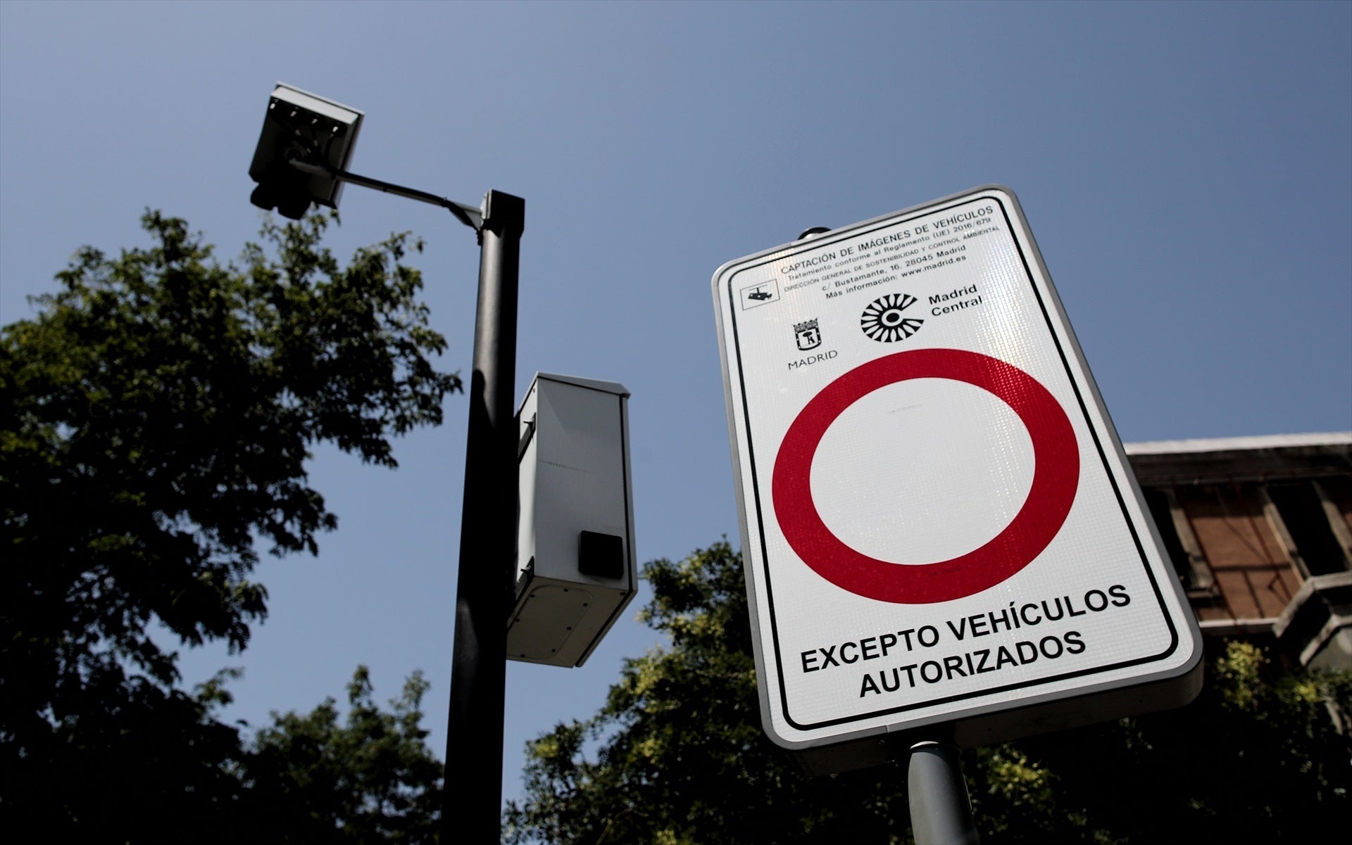 Zonas de bajas emisiones: beneficios y costes de restringir los coches en las ciudades Zonas de bajas emisiones: beneficios y costes de restringir los coches en las ciudades