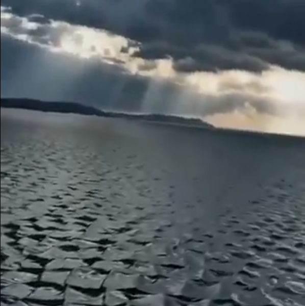 El extraño fenómeno que han grabado estos pescaderos turcos en el mar: son olas cuadradas El extraño fenómeno que han grabado estos pescaderos turcos en el mar: son olas cuadradas