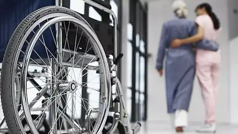 Una señora mayor siendo atendida Una señora mayor siendo atendida