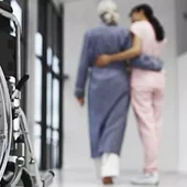 Una señora mayor siendo atendida Una señora mayor siendo atendida