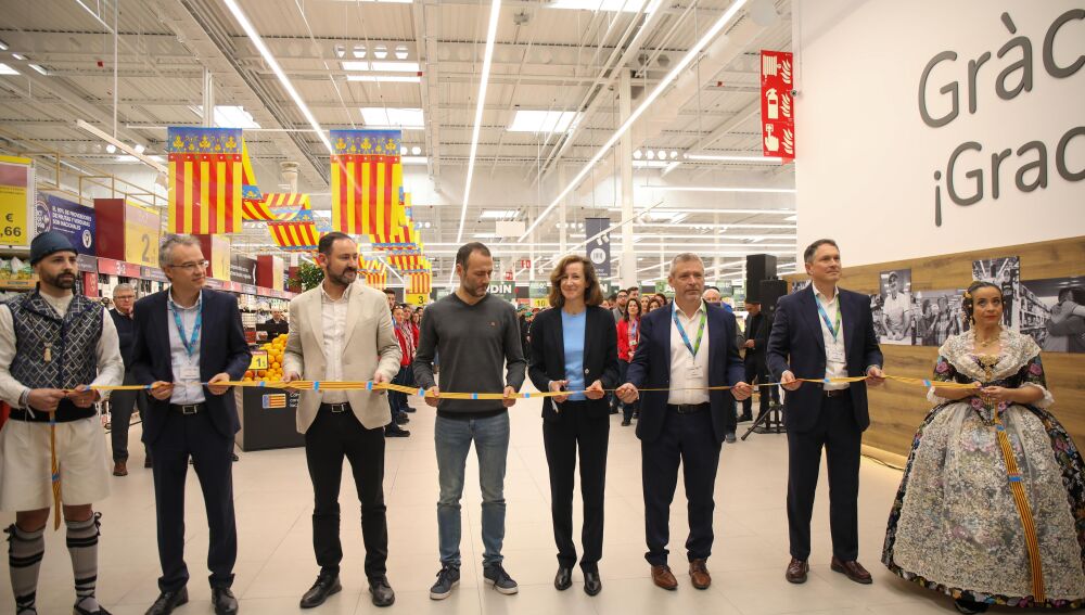 De izquierda a derecha: José María Salcedo, colaborador Carrefour Alfafar; Francisco Domínguez, director Formatos y Ventas Carrefour España; Evelio Mora, global sales director Bodegas Vicente Gandía Pla; Antonio Virto, socio de El Club Carrefour; Elodie Perthuisot, directora Ejecutiva de Carrefour España; Tomás Catalán, director de Carrefour Alfafar; Alejandro Puig, director regional Carrefour y Elena Jurado, colaboradora Carrefour Alfafar