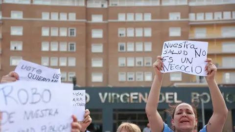 Imágenes de las protestas sanitarias en la puerta del Hospital Virgen del Rocío de Sevilla, a 26 de junio de 2024, en Sevilla. Imágenes de las protestas sanitarias en la puerta del Hospital Virgen del Rocío de Sevilla, a 26 de junio de 2024, en Sevilla.