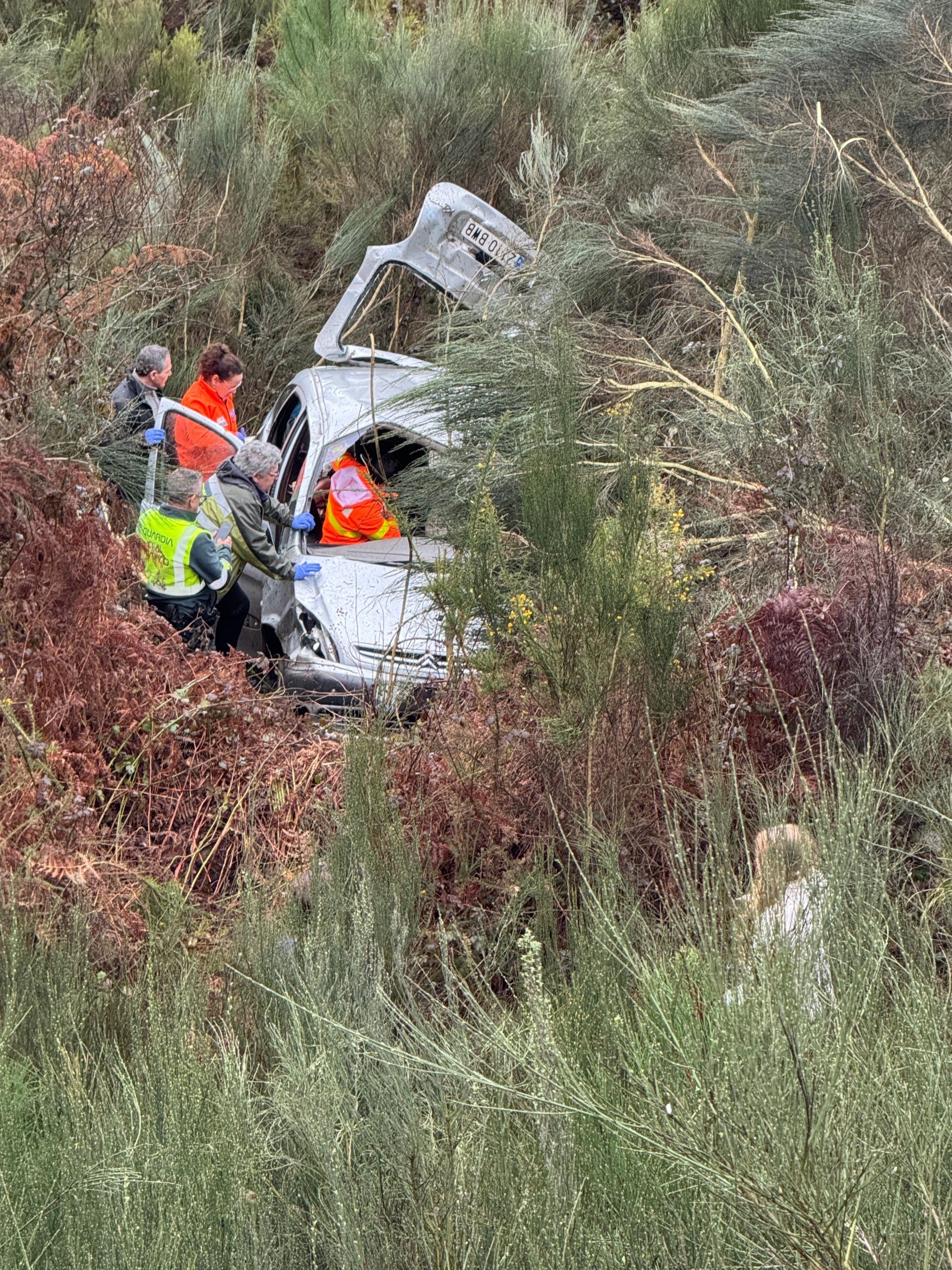 Ferida grave ó despeñarse nun sinistro vial en Fumaces Ferida grave ó despeñarse nun sinistro vial en Fumaces