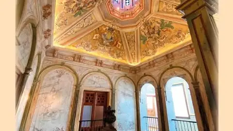 El historiador alcalaíno Vicente Fernández presenta este jueves su libro sobre la historia del edificio que alberga actualmente al Colegio Calasanz en Alcalá de Henares Cartel de la presentación del libro "El Colegio Calasanz - Escolapias de Alcalá. Palacio de Jacinto de Aranaz y de Jean Laurent (1725 - 2025) de Vicente Fernández