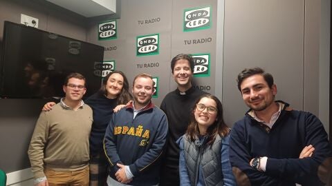 Voluntarios de la Delegaci&oacute;n Diocesana de Juventud con su delegado Don Pablo Fern&aacute;ndez de la Puebla Lechuga