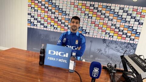 25-2-2025 Carlos Pomares, jugador del Real Oviedo, en la sala de prensa del Requex&oacute;n