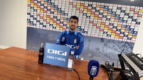 25-2-2025 Carlos Pomares, jugador del Real Oviedo, en la sala de prensa del Requexón 25-2-2025 Carlos Pomares, jugador del Real Oviedo, en la sala de prensa del Requexón