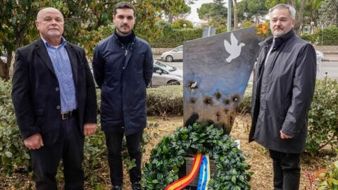 El alcalde de Torrej&oacute;n de Ardoz, Alejandro Navarro, junto al ministro consejero de la embajada de Ucrania en Espa&ntilde;a, Serhii Ustymenko y el artista ucraniano, Volodymyr Systalyuk