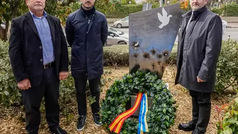 Torrejón de Ardoz inaugura una escultura en homenaje a las víctimas del conflicto bélico en Ucrania y contra la invasión rusa El alcalde de Torrejón de Ardoz, Alejandro Navarro, junto al ministro consejero de la embajada de Ucrania en España, Serhii Ustymenko y el artista ucraniano, Volodymyr Systalyuk