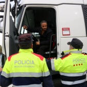 Agents dels mossos i un camioner durant el control a l'AP-7