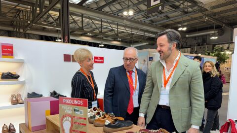 El alcalde de Elche en uno de los expositores de Elche en la feria Micam de Mil&aacute;n de 2025.