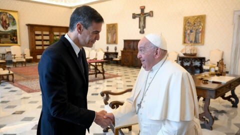 Pedro S&aacute;nchez y el papa Francisco en un encuentro en el Vaticano.