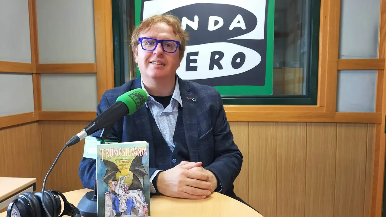 Luis Artigue con su libro 'Trumpsilvania' Luis Artigue con su libro 'Trumpsilvania'