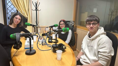 Alumnos y docente del grado de Imagen y Sonido del IES Siete Colinas