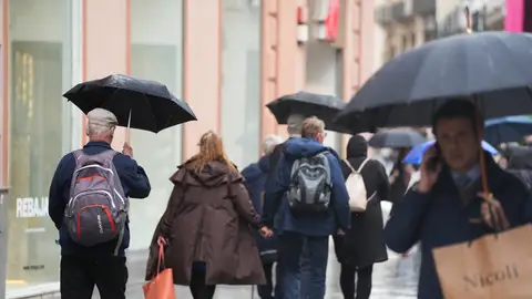 Imágenes de personas por las calles bajo la lluvia. Imágenes de personas por las calles bajo la lluvia.
