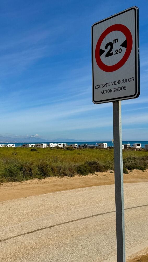 Señalización en la costa instalada por el Ayuntamiento de Elche para prohibir el paso de autocaravanas.