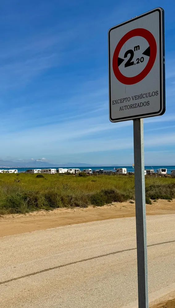 Señalización en la costa instalada por el Ayuntamiento de Elche para prohibir el paso de autocaravanas. Señalización en la costa instalada por el Ayuntamiento de Elche para prohibir el paso de autocaravanas.