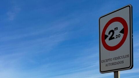 Se&ntilde;alizaci&oacute;n en la costa instalada por el Ayuntamiento de Elche para prohibir el paso de autocaravanas.