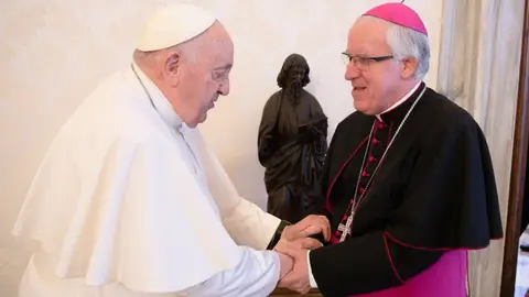 El arzobispo de Sevilla, José Ángel Saiz Meneses, junto al Papa Francisco El arzobispo de Sevilla, José Ángel Saiz Meneses, junto al Papa Francisco