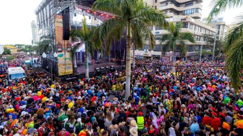 Fiesta en la calle durante un Carnaval