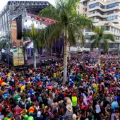 Fiesta en la calle durante un Carnaval Fiesta en la calle durante un Carnaval